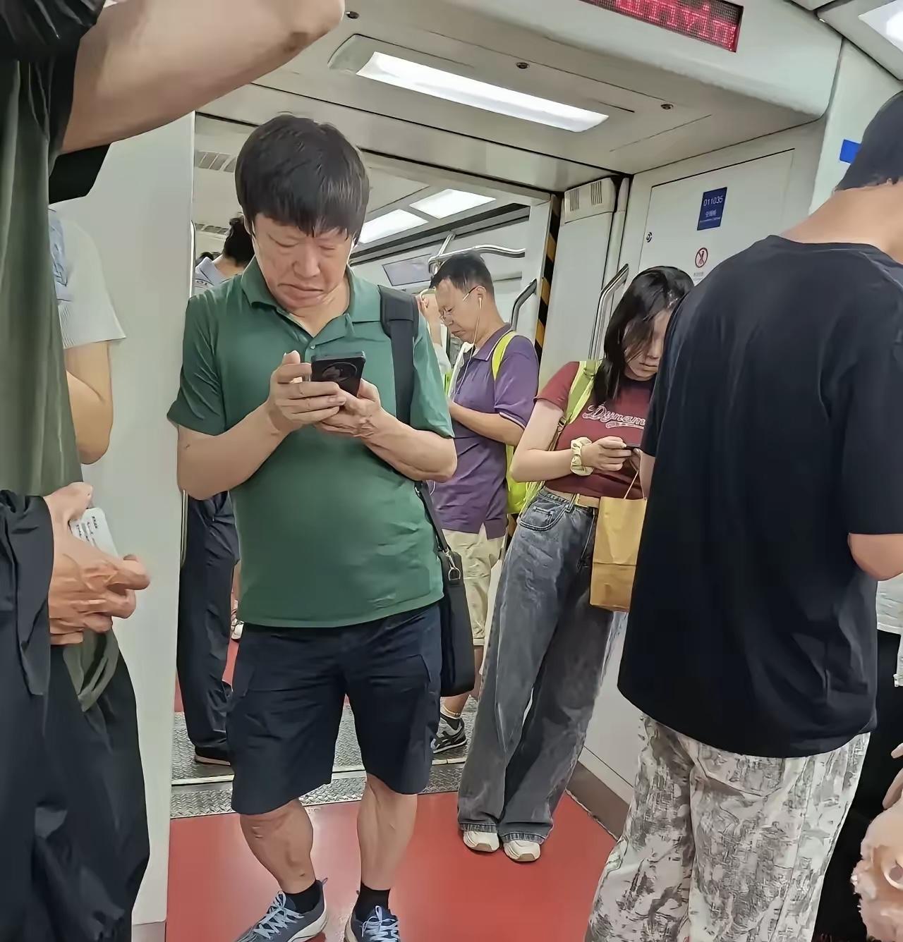 老胡怎看像个“小混混”，这个年纪的人，也算个大咖，如此打扮一点不稳重，有时候从面