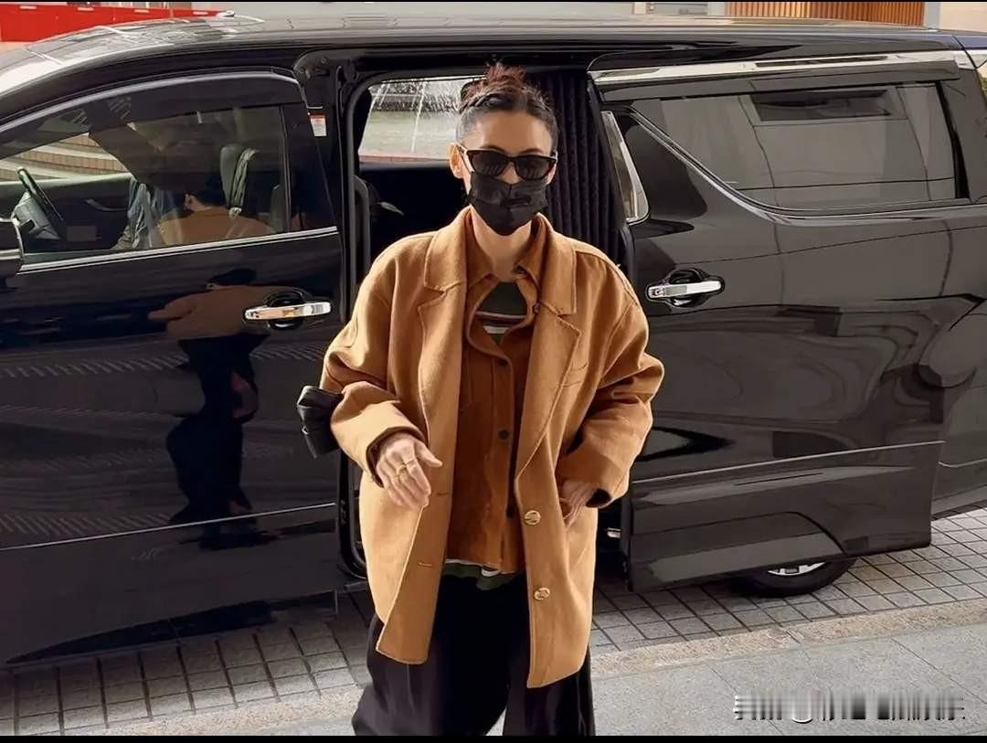 没想到张柏芝竟然在法庭上崩溃大哭，说自己两天没有睡觉压力好大，可惜法庭不是片场，