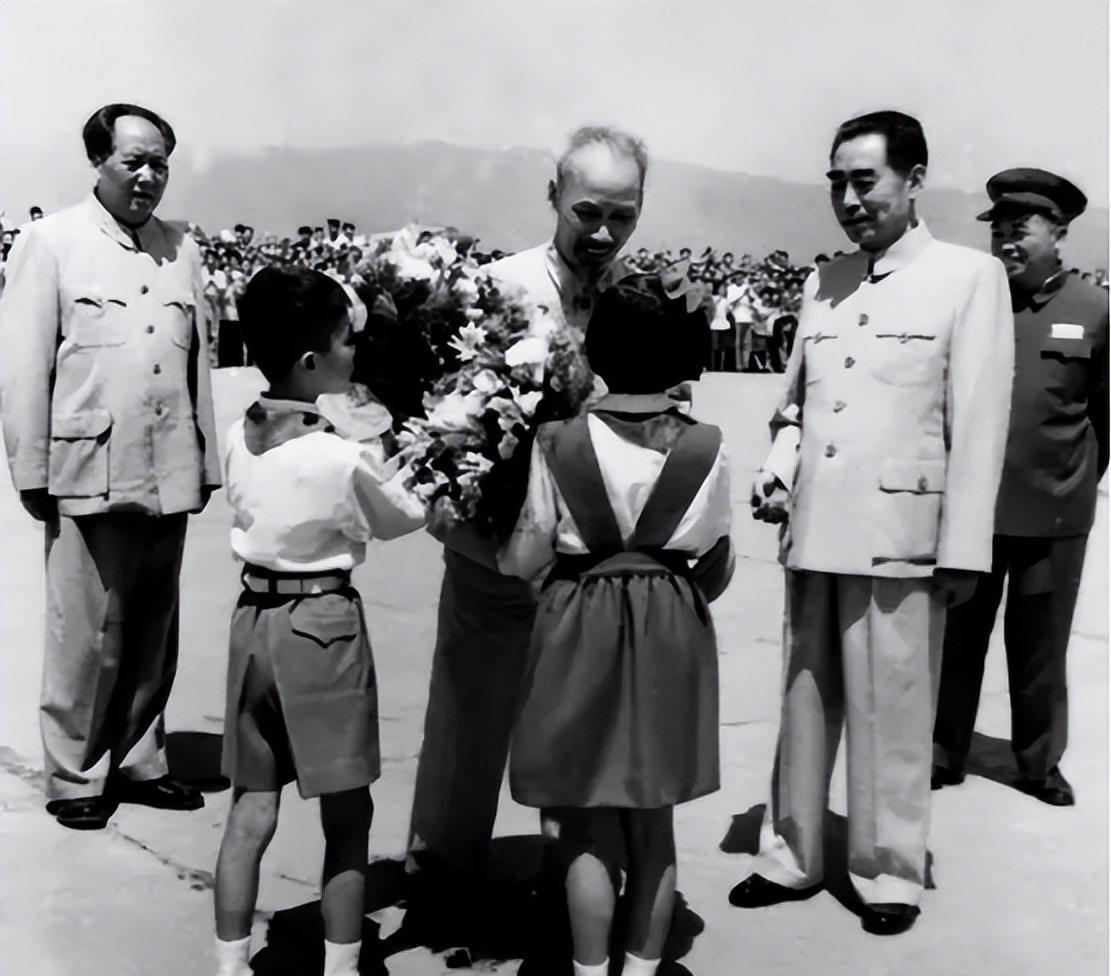 1960年之际越南领导人胡志明再一次访华，在与主席寒暄之后，胡志明向主席请求想让