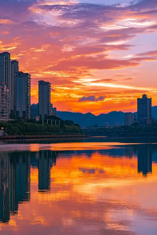 一个城市的灵气在于水。只要有江河湖海临傍，这个城市便显出不一样的生机。武汉