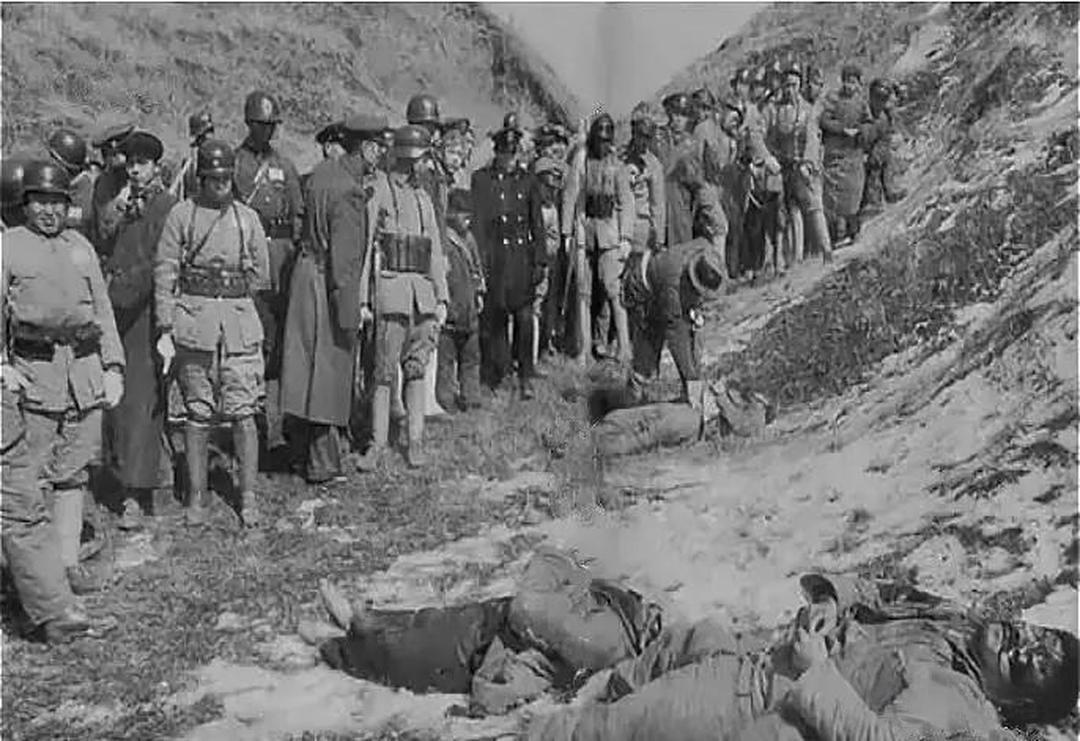 张自忠战死时，身边的随从马孝堂被日军一刀砍中脖子，他忍着剧痛滚进旁边的沟里。日军