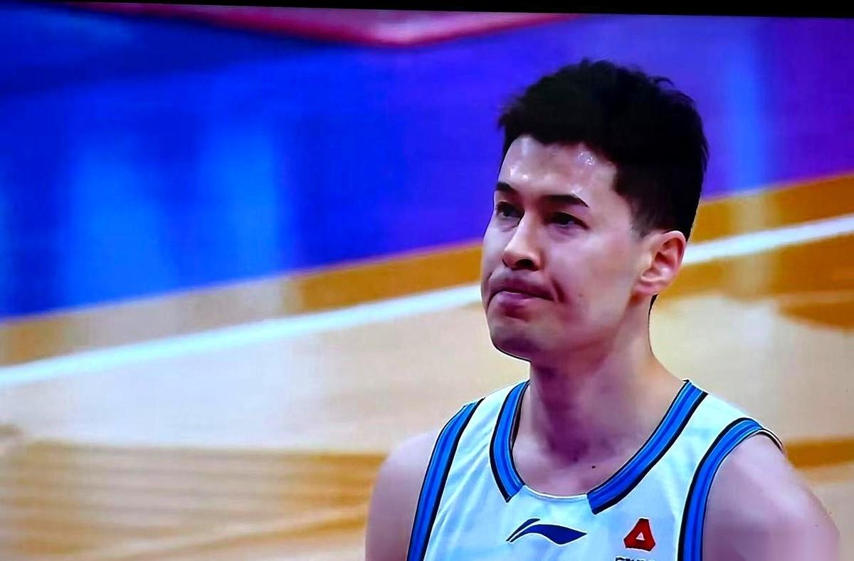 今晚这俩人的数据放一块看，真有点扎心。阿不都沙拉木，24分，球队输了18分。