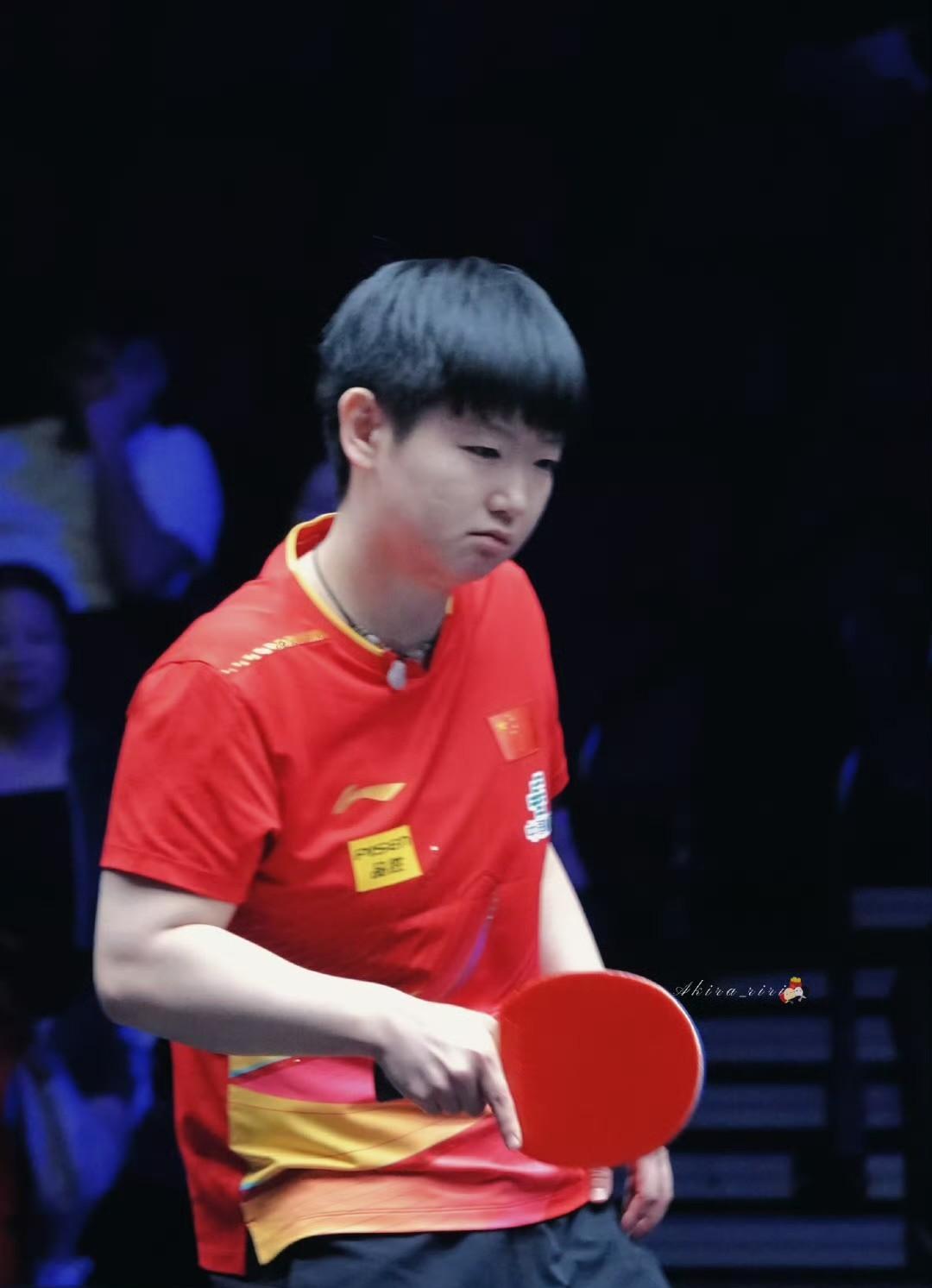大家发现了没？孙颖莎和刘杨子的对局打球跟以往不同，这次她开局没有直接开打，而是多