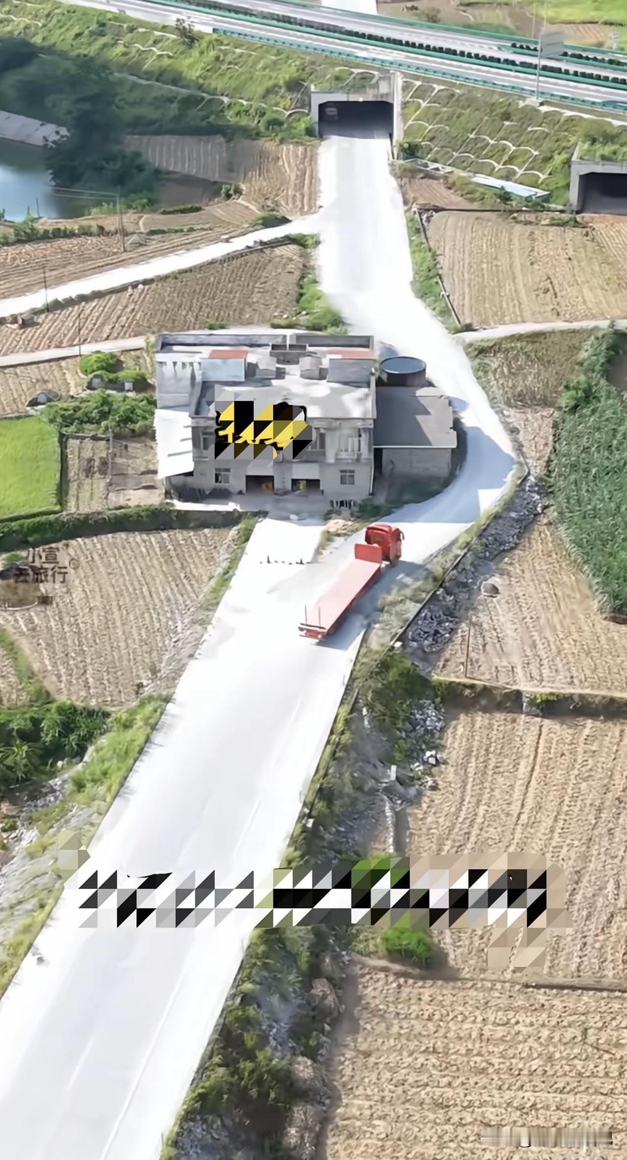 其实旁边那个小屋，应该拆掉的。