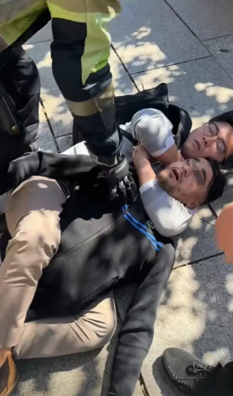 近日，山东一小伙在巴塞罗那街头勇擒小偷，没想到，小偷比他还盼着警方早点赶来！这是