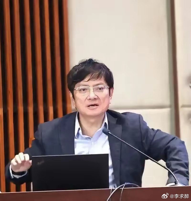 大家还记得当年的网红校长，外号“大炮”的郑强吗？他曾在衡水中学，当着三千多名校长