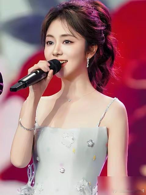 34岁的谭松韵，还在百花晚会唱少年。她一身冰蓝色吊带裙，高马尾，状态好到不像话。