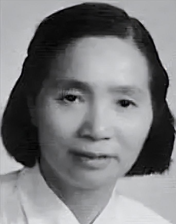 长征路上，一身高不到一米四的女兵背着一个成年男子，翻了整整两座山，23年后，两人