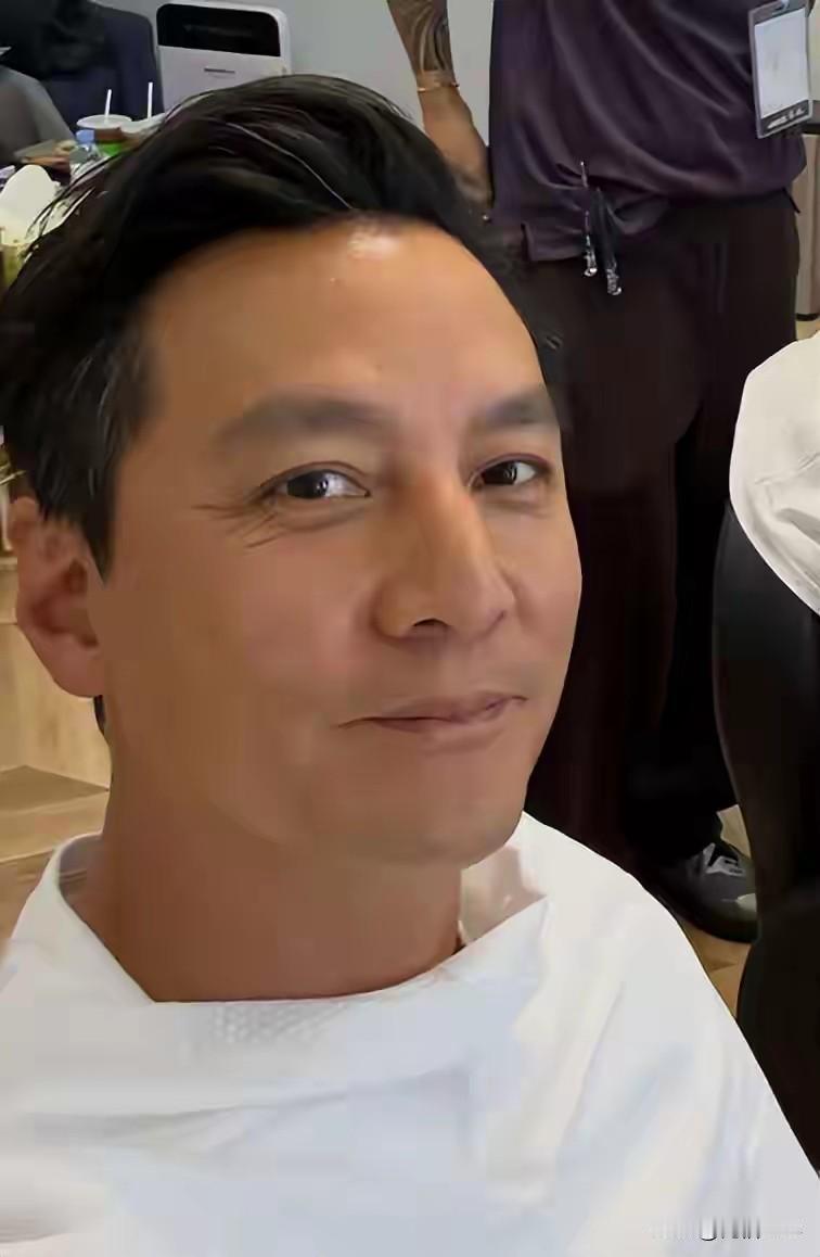 从近期吴彦祖放出来的照片看，他和他老婆真的是越来越越有夫妻相了，两人站一块儿，不