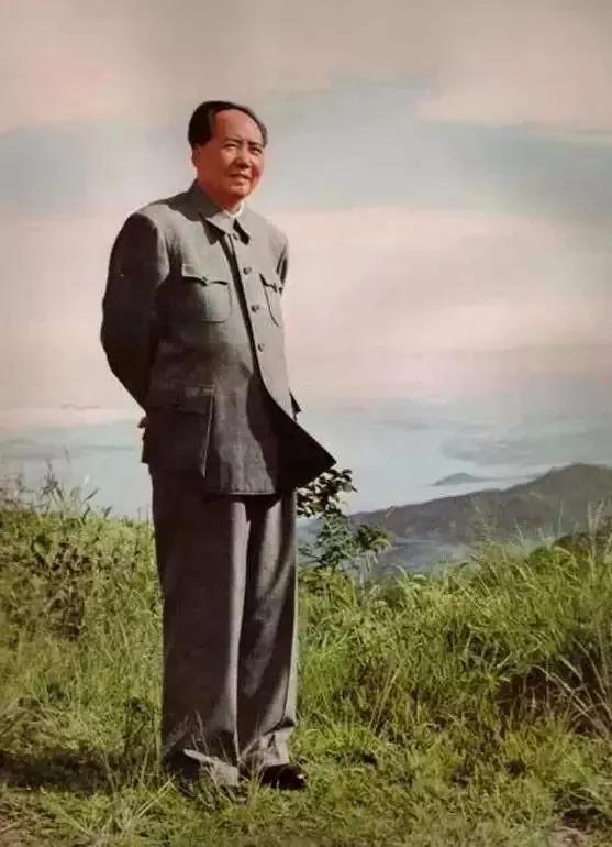 1954年，有个叫藤井猛的日本人，天天在中粮香港前喊「毛主席万岁」。大陆这边情报