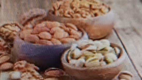 记忆力下降真的太让人崩溃了！不过有些食物能拯救咱们的大脑。像核桃，它富含不饱和脂