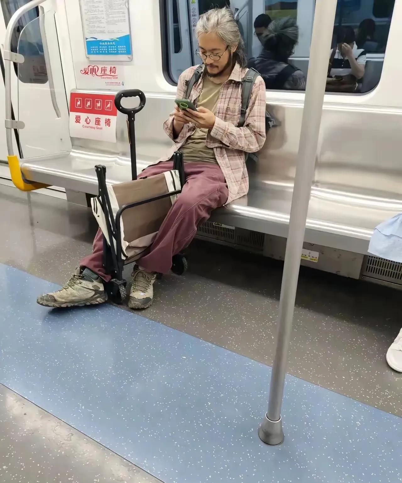 哇塞！他是怎么做到，既潦草，又精致。地铁上一位男士特别引人注目，虽然他穿的很潦