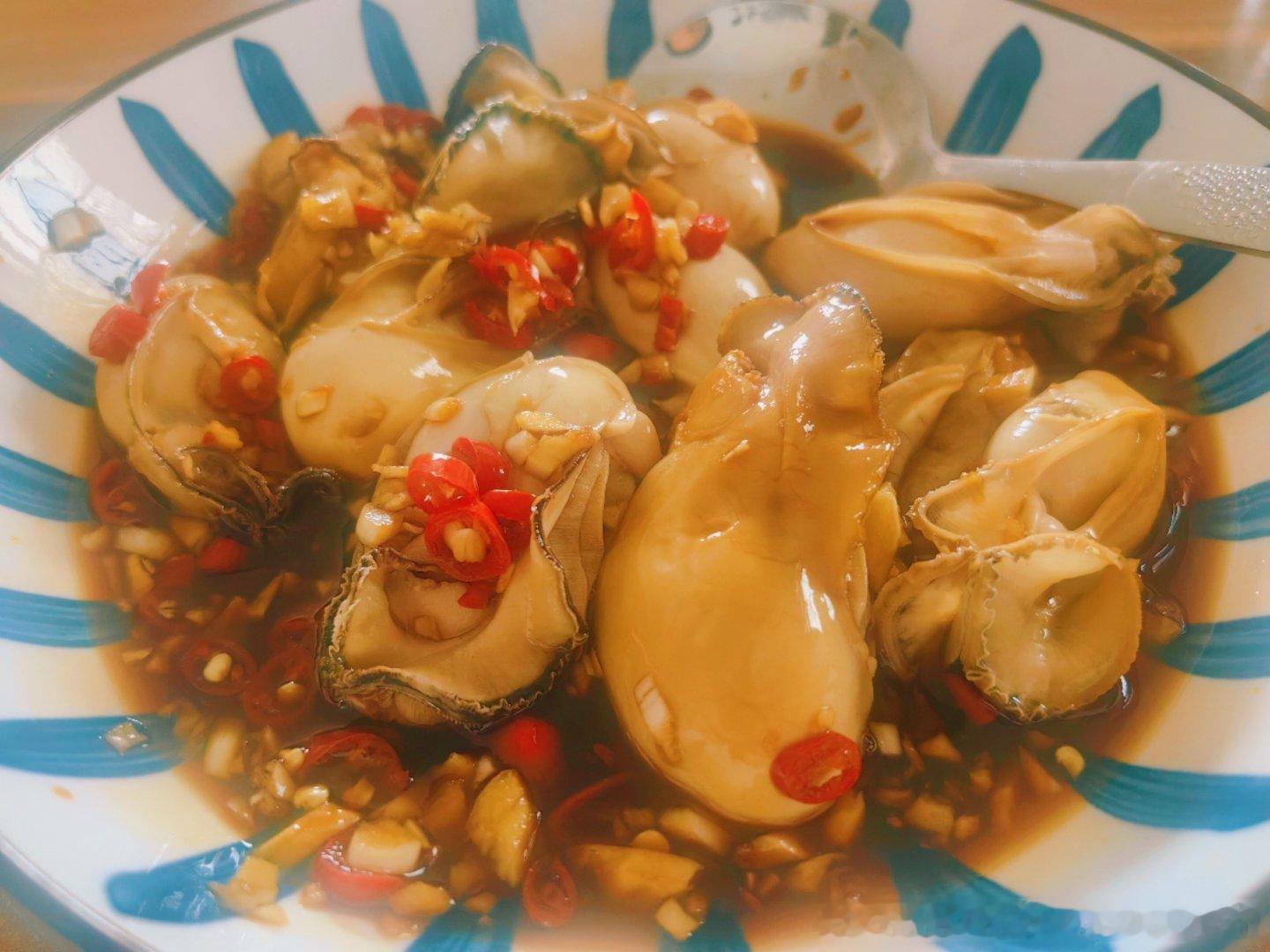 自己做的凉拌生蚝吃完之后总感觉少了些什么把照片发给我妹她说你这生蚝没香菜哈哈哈