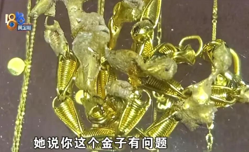 浙江杭州，女子拿着42克的金项链去置换，验金的过程中，店员把金项链拿去烧，结果发