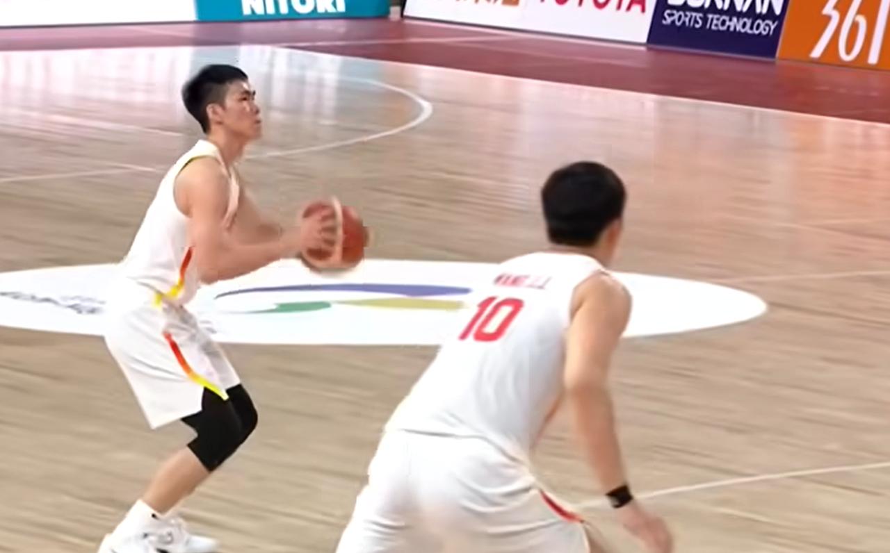 庞峥麟扬眉吐气！中国男篮和伊朗男篮比赛中，庞峥麟成为中国男篮奇兵，作为替补球