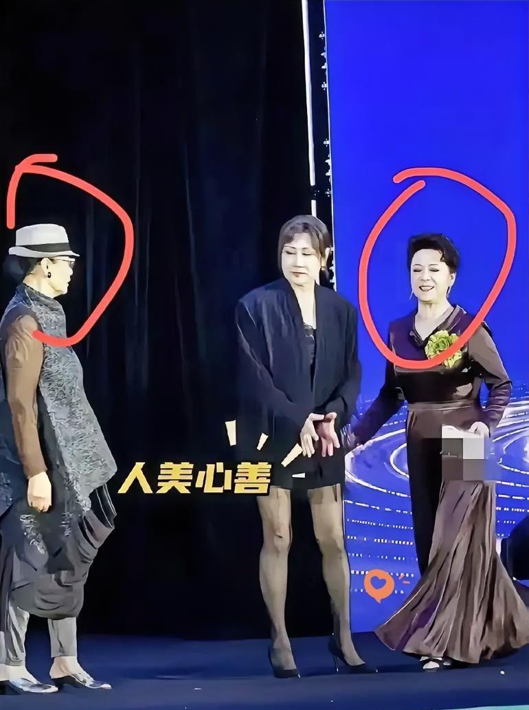 张凯丽一袭黑丝走上红毯，挑战了观众对六旬女演员的全部想象。她修长的双腿从开叉裙