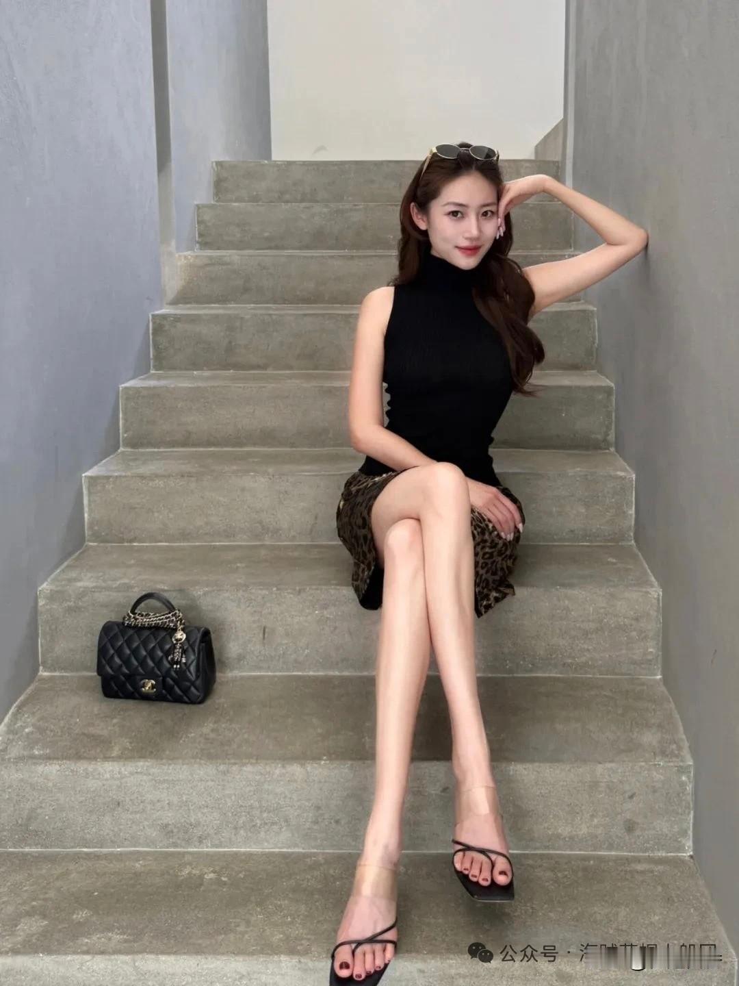 怎么坐都是美的，亭亭玉立的身姿优雅而有力！