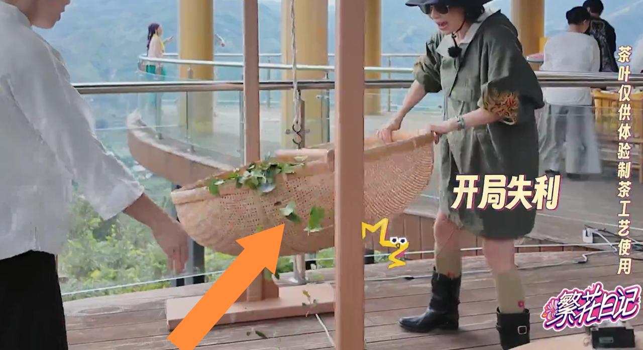 相比刘嘉玲，就这样一个小细节，何赛飞的真实人品就“暴露”了。刘嘉玲在泉州