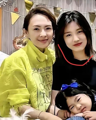 现在最不能接受的不是汪峰也不是苟荟婕，更不是森林北，而是把小苹果当女儿培养的章