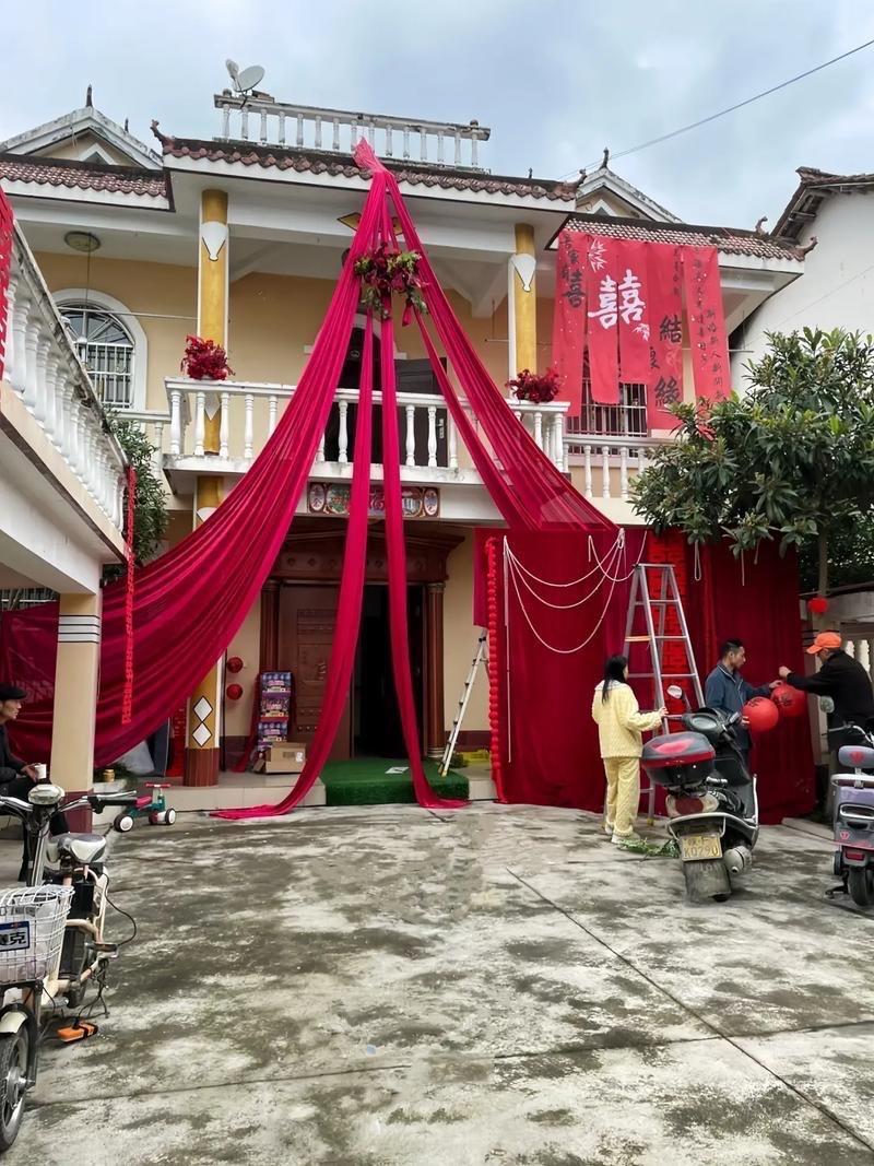 身家1500万老板的神操作：对娃挥金如土，办婚礼抠到菜不够吃？我家楼下邻居做