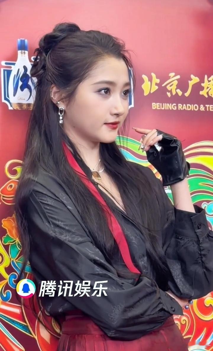 关晓彤这是胖了还是发腮了