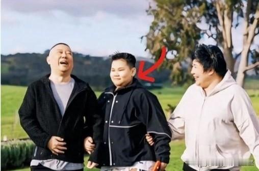 郭德纲度假照翻车？晒个全家福，咋就被网友扒得底朝天了？老郭带着老婆和小儿子在