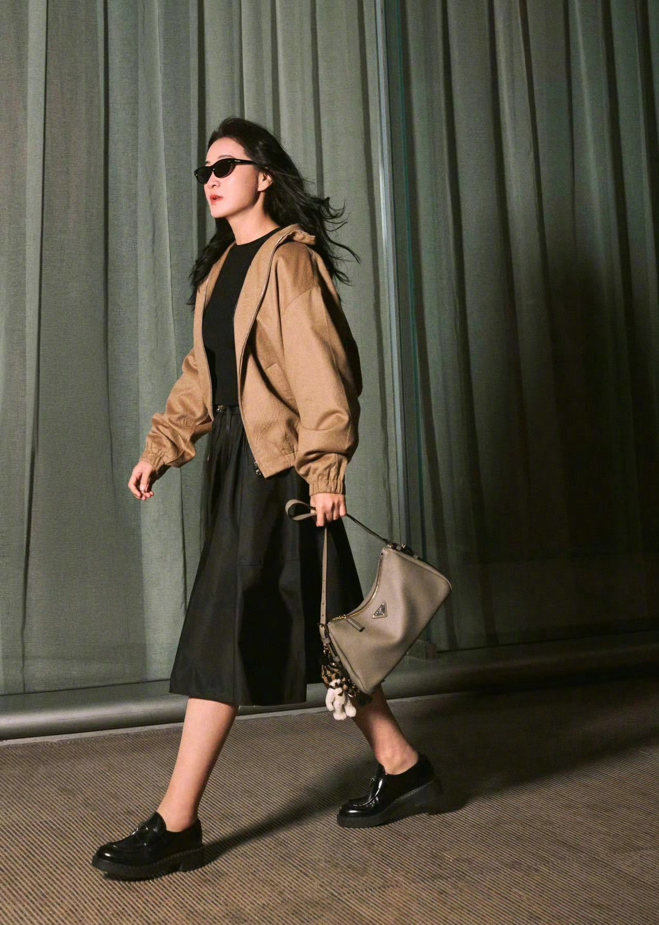 贾玲启程前往米兰，将亮相Prada2026秋冬男装系列发布秀。身穿驼色短款夹