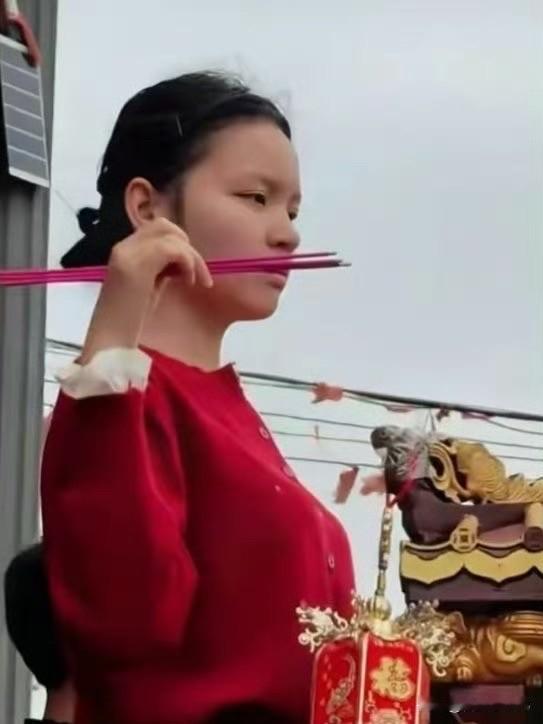 妈祖巡游有严格民俗流程，要掷圣杯请示神明，不是谁有钱谁说了算！小男孩没按规矩遴选