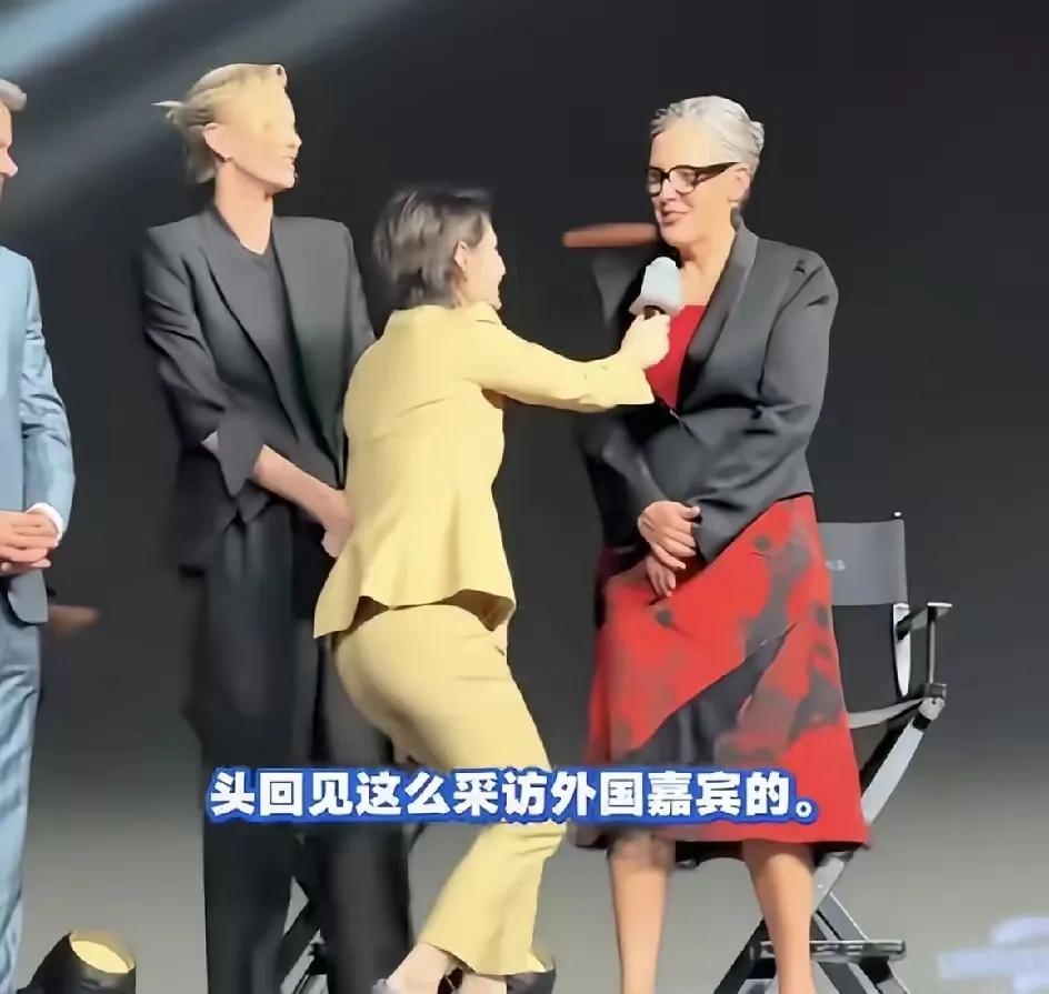 这腿是跪久了骨头软了吗？一大早看到这个画面，真给我看愣了。一个外国电影的首映