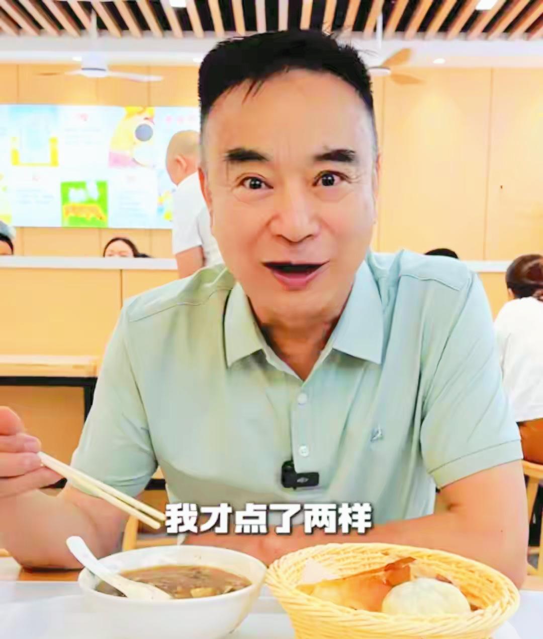 67岁岳跃利回老家给91岁妈妈买早餐，这才是娱乐圈最动人的“剧本”！[比心]清