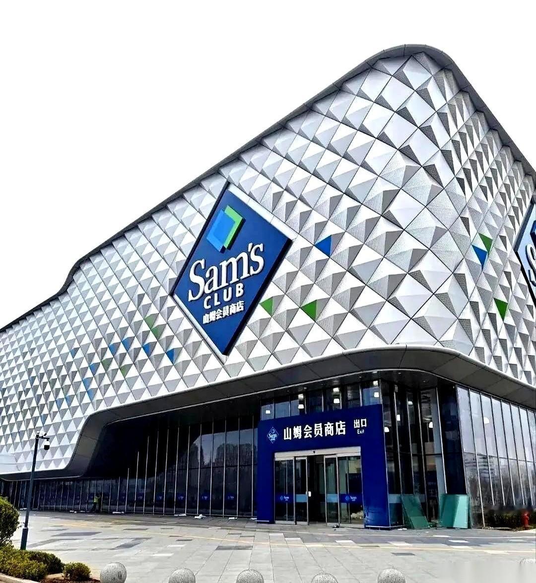 一个市长，亲自跑去一个还没开业的超市工地视察。看完还不够，当场就跟人总裁商量：