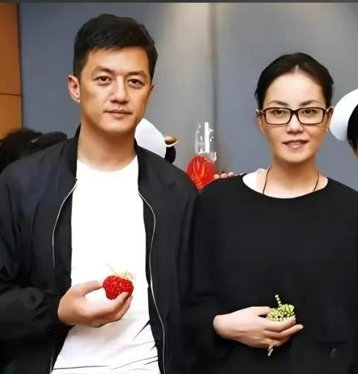 离婚十年同框不同桌，王菲李亚鹏把体面留给孩子李嫣二十岁生日宴的一幕，看了让