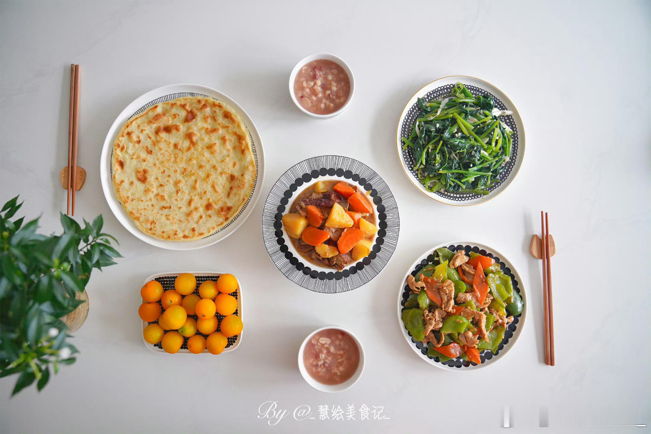 周末晚饭土豆胡萝卜烧排骨、青椒胡萝卜炒肉、凉拌菠菜、家常饼、杂粮粥、小番茄~好好