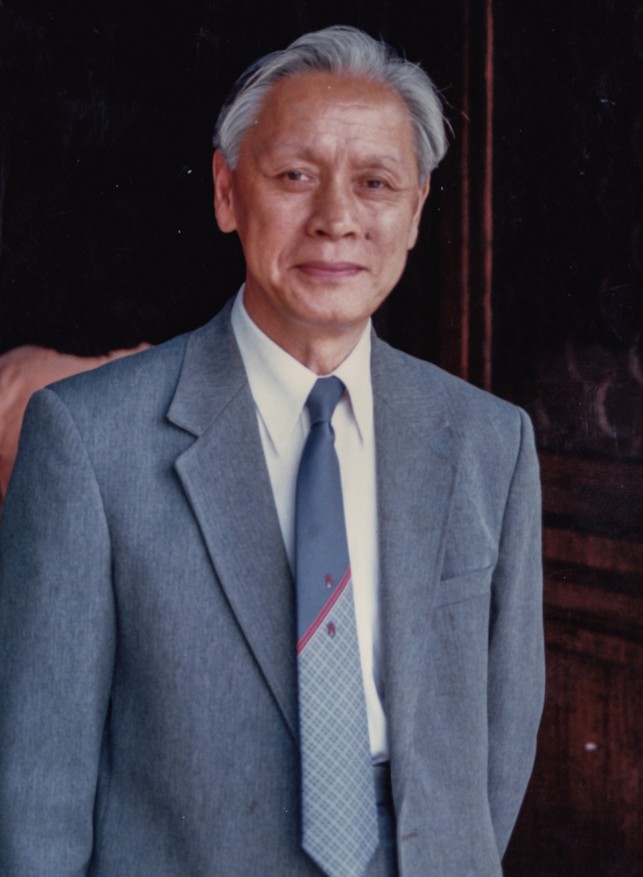 1959年，他趁着妻子出差，偷偷把一管液体灌入刚满一岁的儿子嘴里。看着儿子天真的