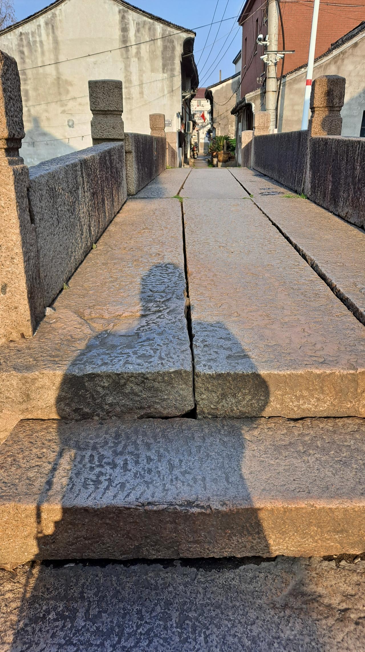 2026年3月24日曝光的四川乐山井研县公交车车身标语事件，完整标语为：儿女是