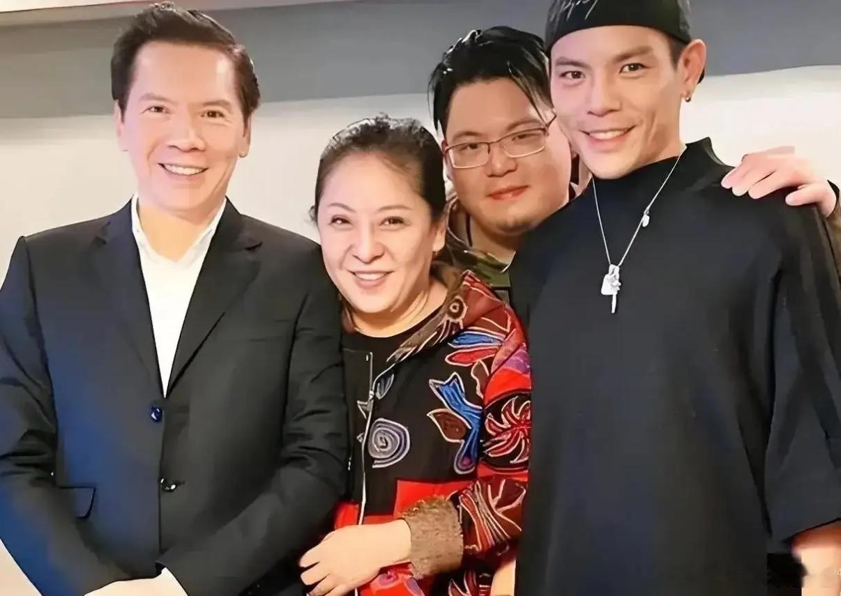 向佑父亲节发文：老豆，父亲节快乐！这是他和妈妈破冰后，首次更新动态，也是借父亲节