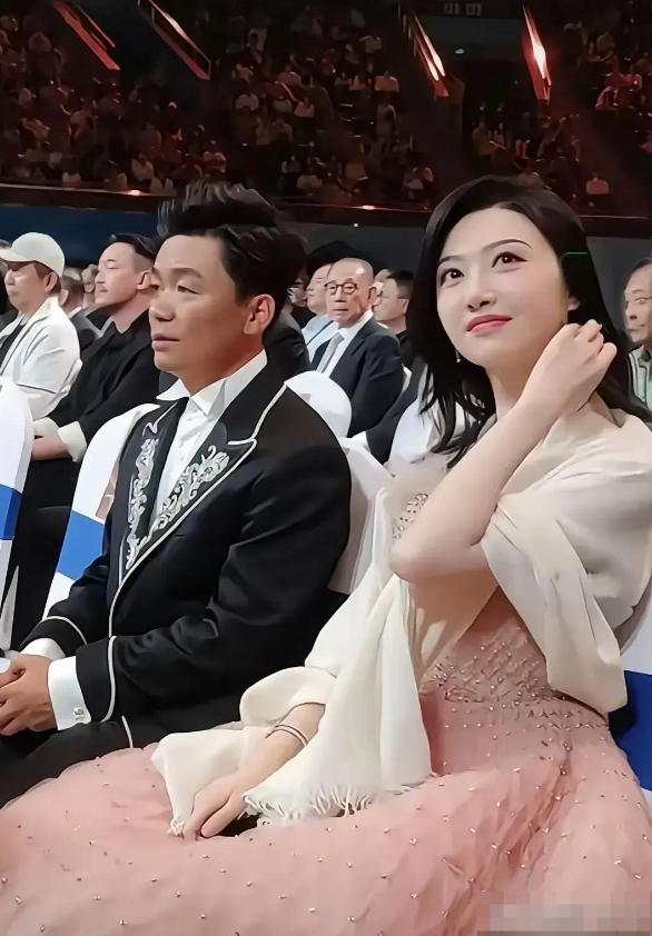 王宝强是草根演员里最低调的一位，和漂亮女演员挨着坐，也不主动搭讪聊天，就这样端端