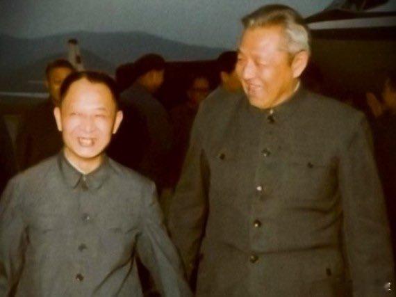 老照片:1980年，去广东视察，时任广东书记去机场接机留下的一张珍贵照片