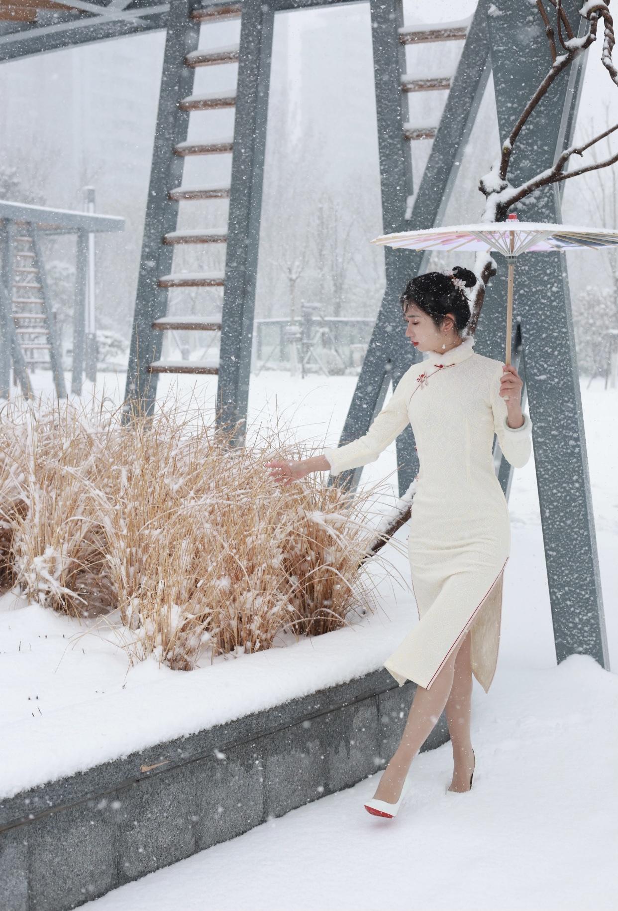 晒晒你拍的初雪美图雪中漫步，撑伞漫步在冬日暖阳下，感受岁月静好。