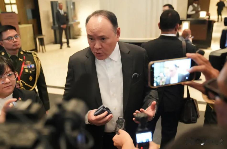 菲国防部长被制裁后，英日俄记者向中方三连问，发言人的回应水平很高！听到被中国