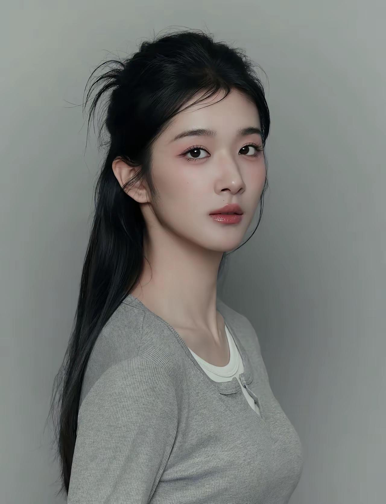黑发如墨，红唇似火。
