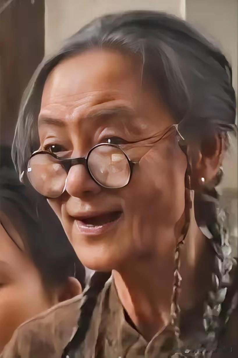 我要疯了，这居然是琼瑶剧的御用大美女刘雪华？现如今老的拿放大镜我都认不出来，本来