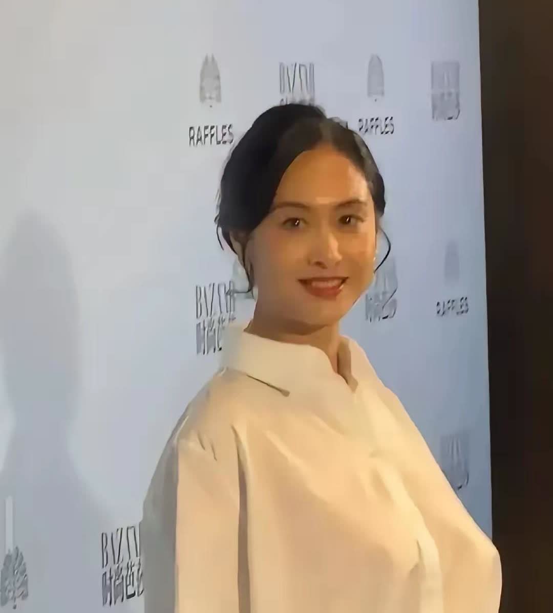 紫霞仙子重出江湖！但这状态怎么怪怪的？朱茵亮相活动，脸蛋还是记忆里的