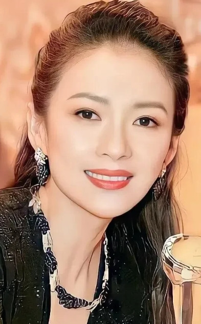 赵丽颖会嫉妒羡慕章子怡吗?毕竟在现在最新播出的电影酱园弄里面，赵丽颖这次居