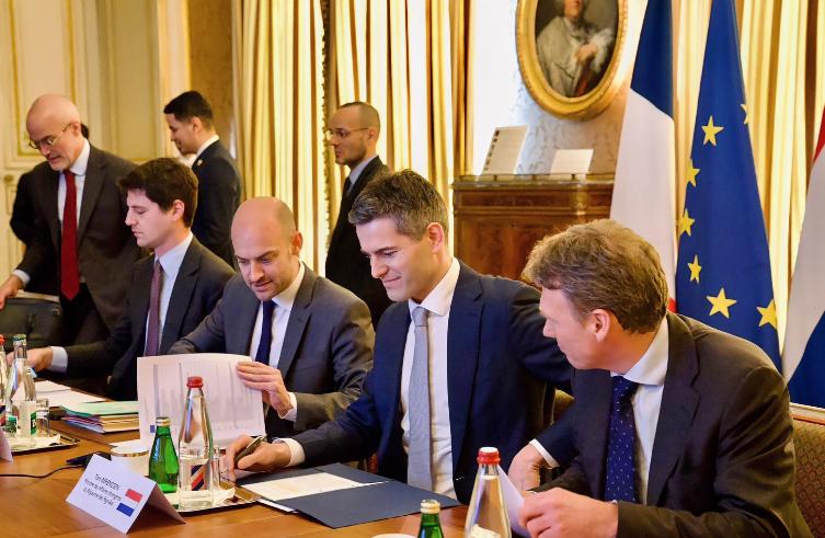 中国和荷兰谈妥了！没想到荷兰新政府上来之后，第一件事情便是缓和和中国的关系！