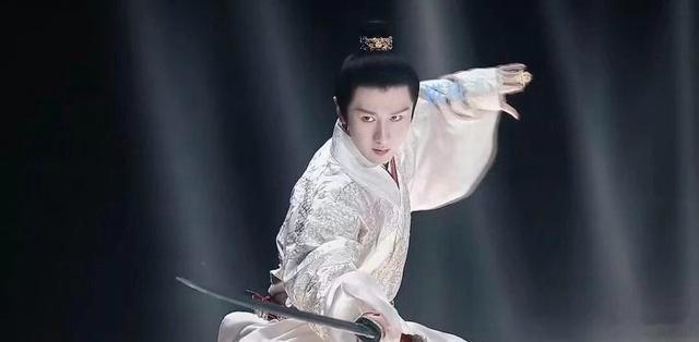 《两京十五日》剧宣直播笑点直接拉满，林更新调侃剧中乌纱帽怎么折腾都不掉，一句“能