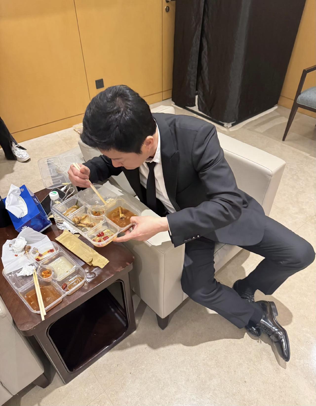 3月20日，吴京晒吃饭照，并配文：“太饿了，两份”。昨天，吴京参加活动走红毯