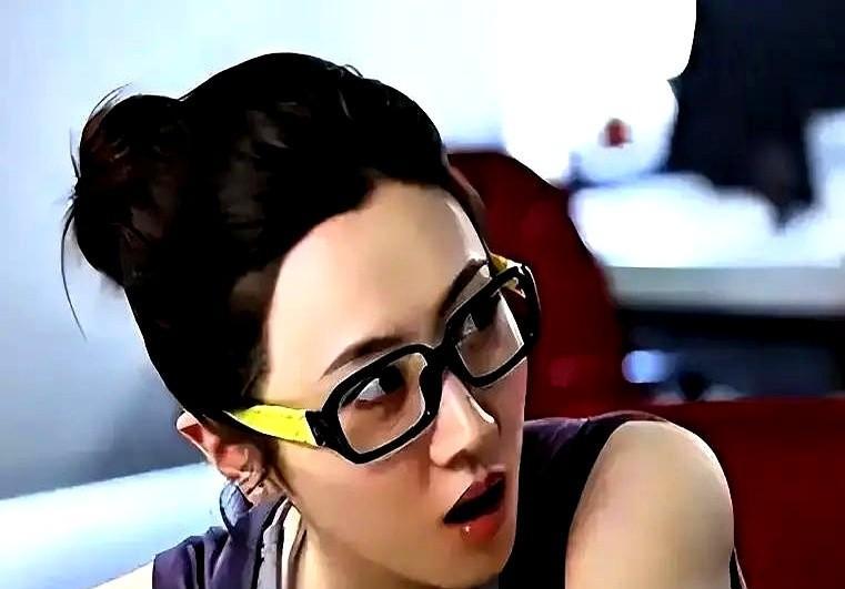 真正的伴侣MVP，从来不在嘴炮区！巴图这次“怂”得漂亮，一个桌下握手的细节，直