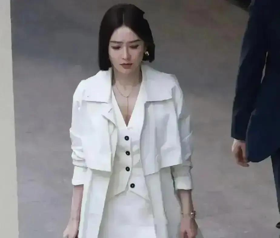 她的脚背正在撕裂女孩们的脚。不是你不够美，是这场“审美朝圣”从一开始就错了。1