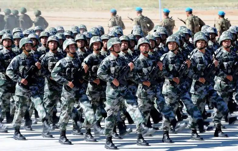 如今，世界格局变化莫测，许多国家深受战火的摧残，就拿俄乌冲突来讲，其实战争离我们
